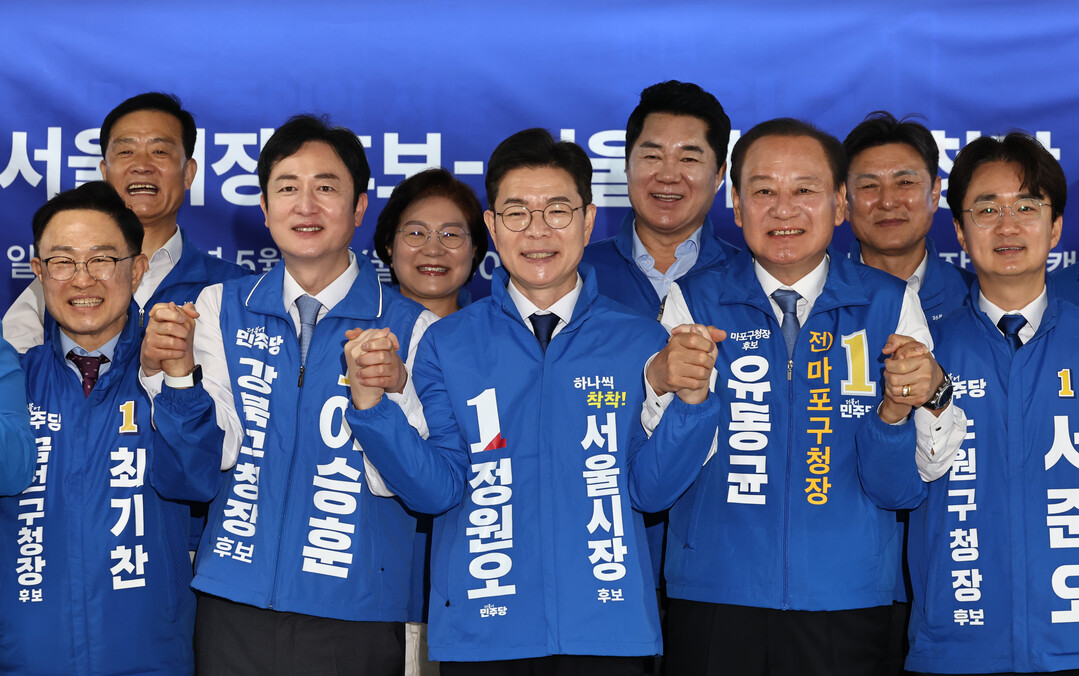 기념 촬영하는 정원오 후보